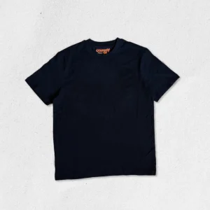 T-shirt noir à manches courtes en coton premium avec étiquette intérieure orange Custom moi ça, posé à plat sur fond clair.