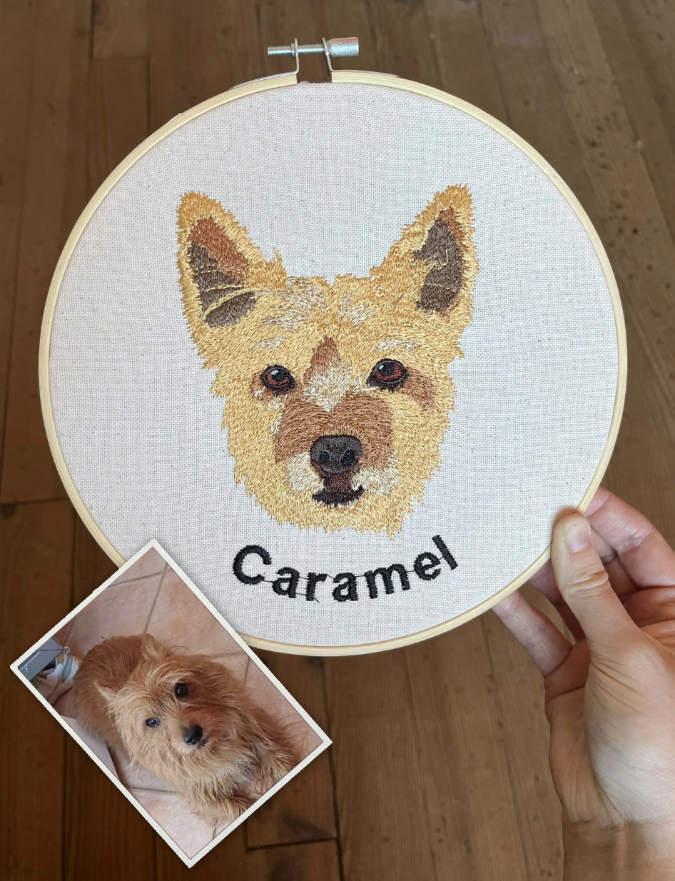 Portrait brodé personnalisé d'un chien Terrier nommé Caramel, tenu à la main sur son tambour à broder avec la photo originale en médaillon.