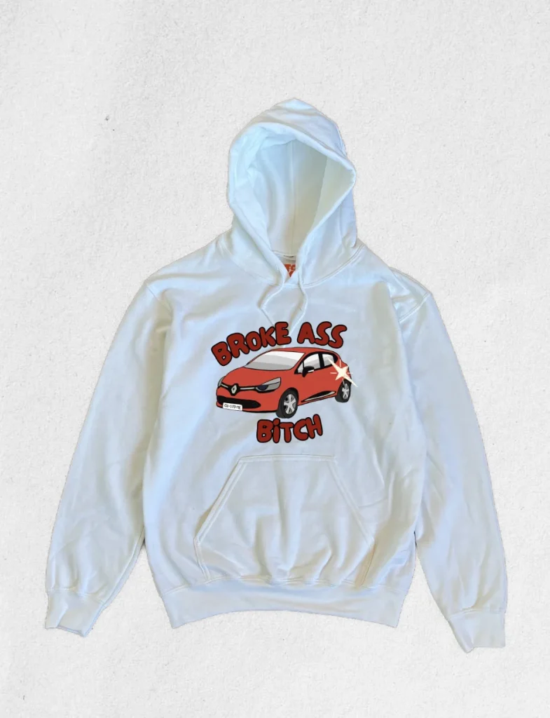 Maquette numérique (BAT) pour un sweat à capuche blanc personnalisé avec une illustration de voiture rouge et le texte humoristique "Broke Ass Bitch".