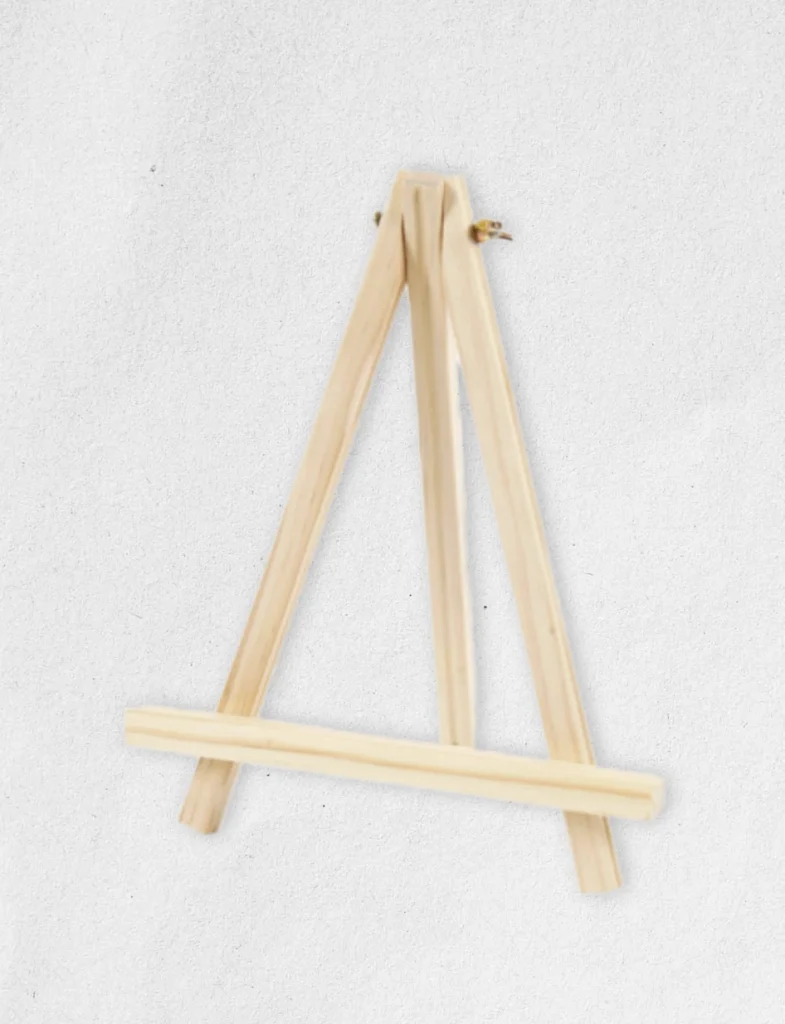Petit chevalet de présentation en bois clair naturel, accessoire de décoration pour poser un tambour à broder personnalisé.