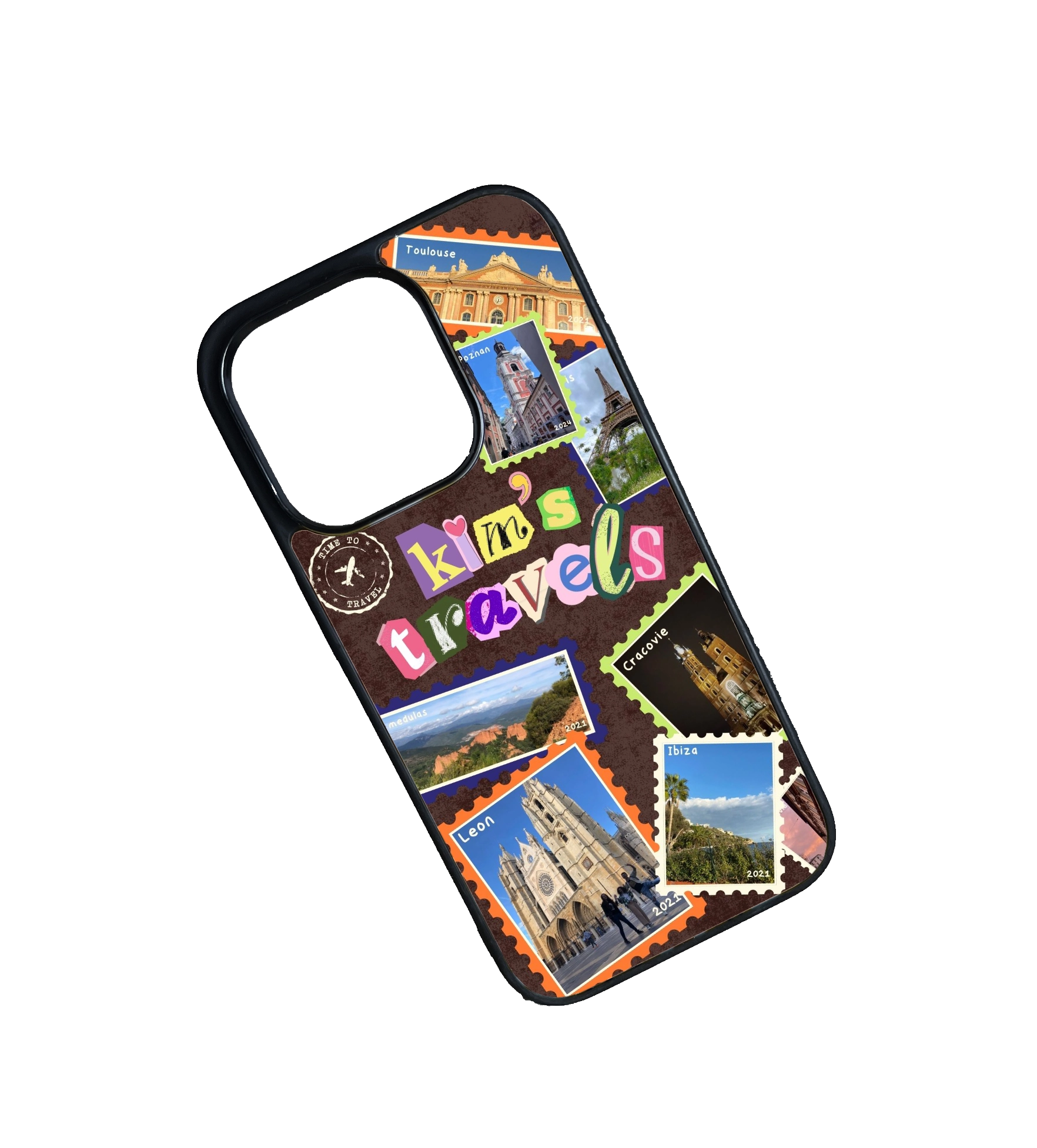 Coque d'iPhone personnalisée "Kim's travels" avec un pêle-mêle de photos de voyage style timbres-poste (Toulouse, Ibiza, Leon) sur fond marron vintage