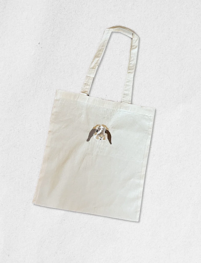 Sac tote bag personnalisé broderie animal de compagnie : portrait de lapin bélier brodé sur coton beige