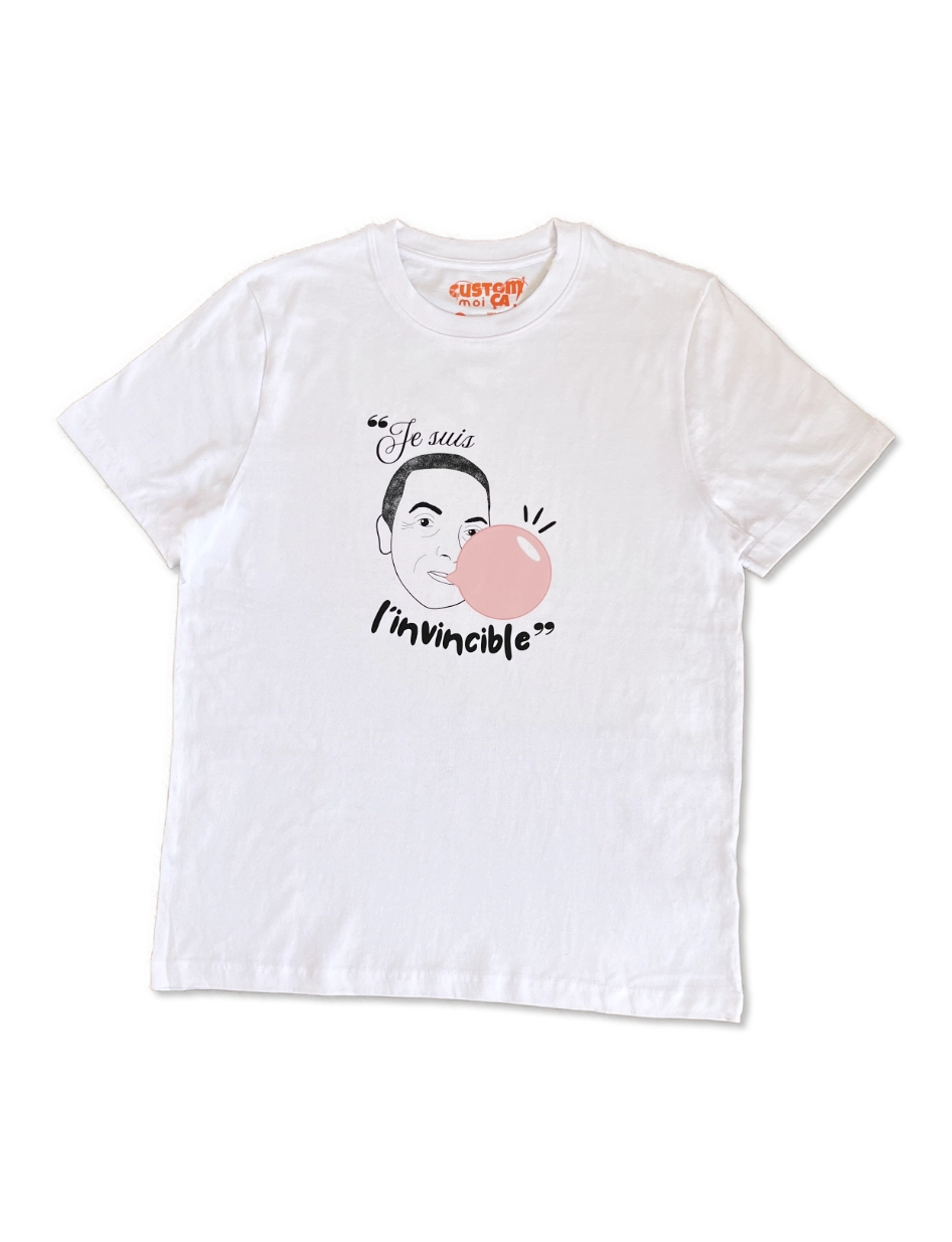 T-shirt blanc personnalisé Custom moi ça avec portrait illustré d'un homme faisant une bulle de chewing-gum rose et l'inscription "Je suis l'invincible".