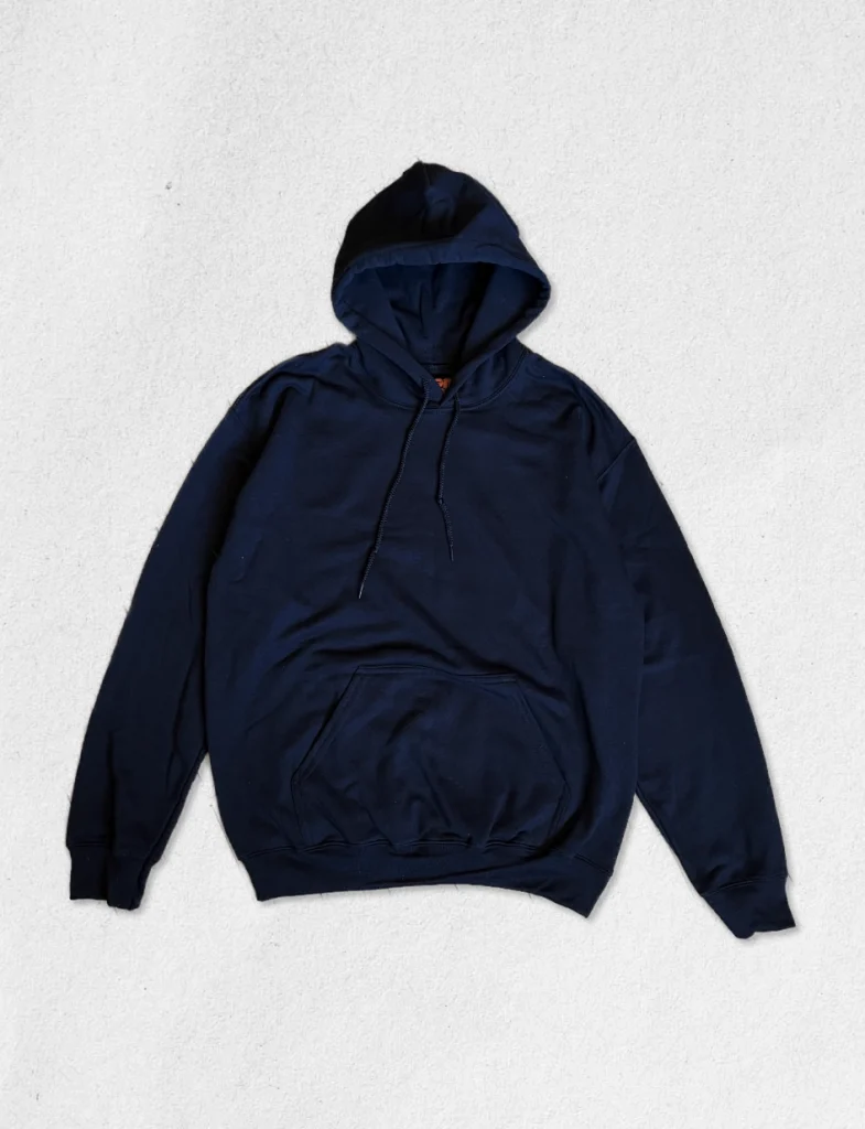 Hoodie noir à capuche avec poche kangourou, prêt pour personnalisation en broderie ou marquage