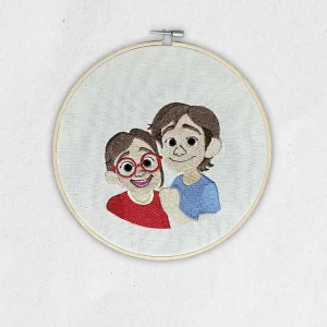 Tambour de broderie personnalisé avec portrait cartoon de deux personnes, fait main par Custom moi ça